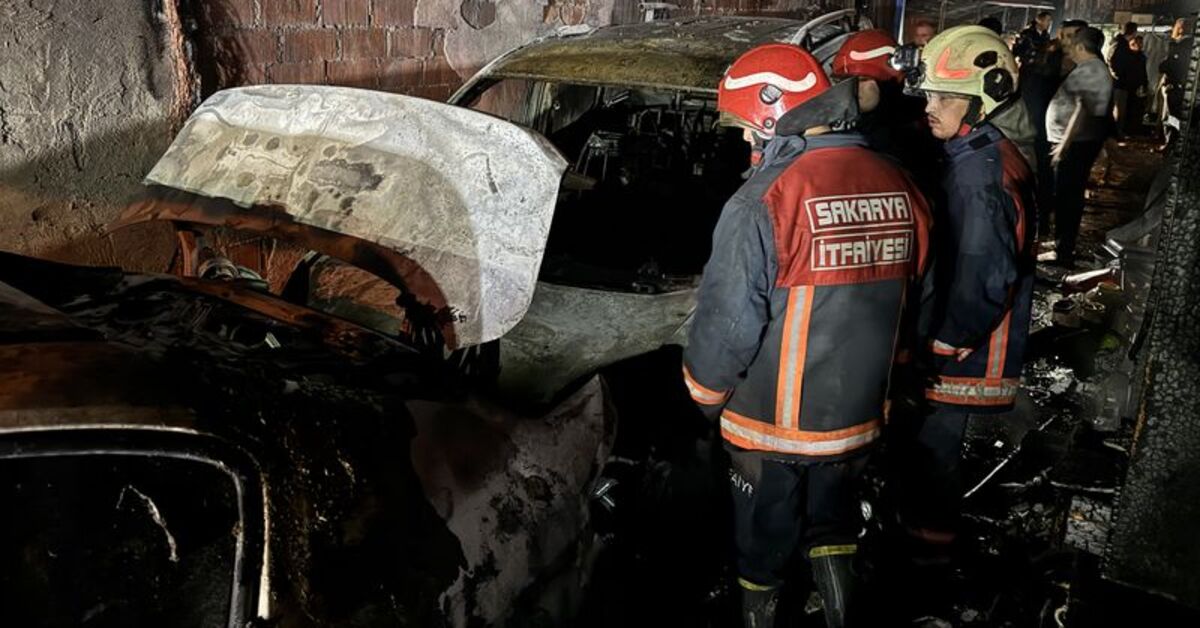 Hafif ticari araç evin garajında alev aldı