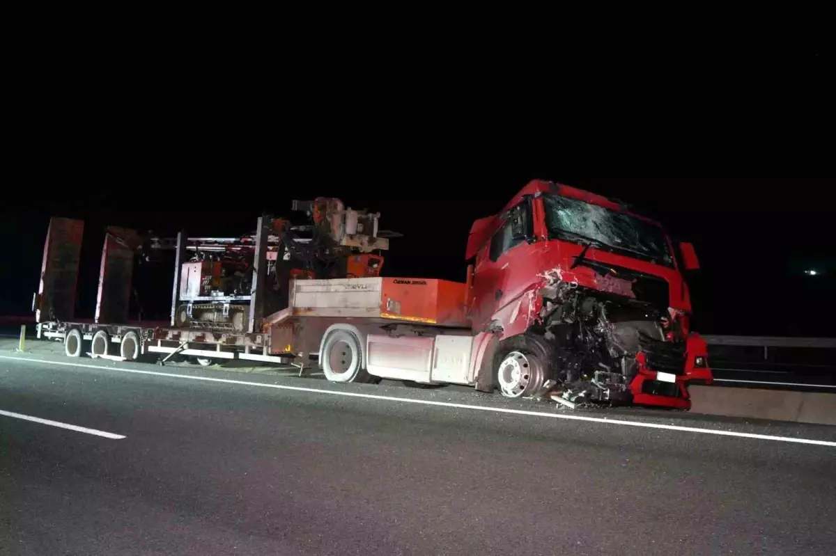 Kırıkkale’de Tır, Park Halindeki Kamyona Çarptı