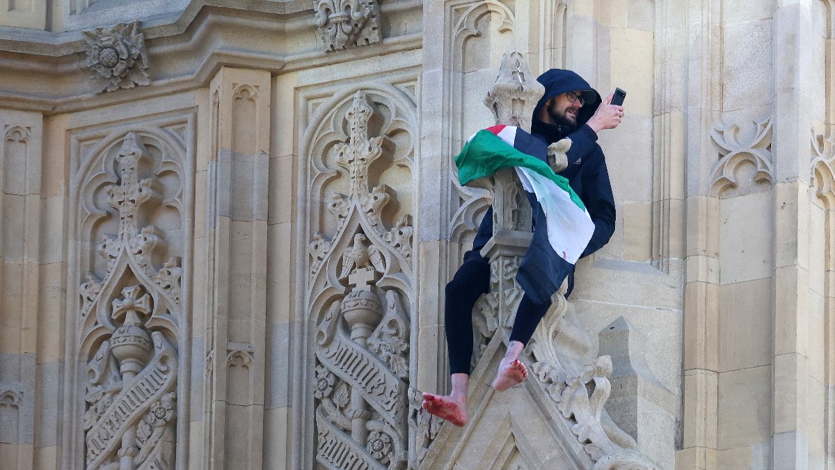İngiltere’nin simgelerinden Big Ben Saat Kulesi ‘nde Filistin bayrağı açtı