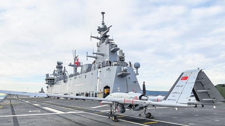 Dünyanın ilk İHA taşıyıcısı TCG Anadolu dış basının gündeminde: Türkiye bir ilke imza attı