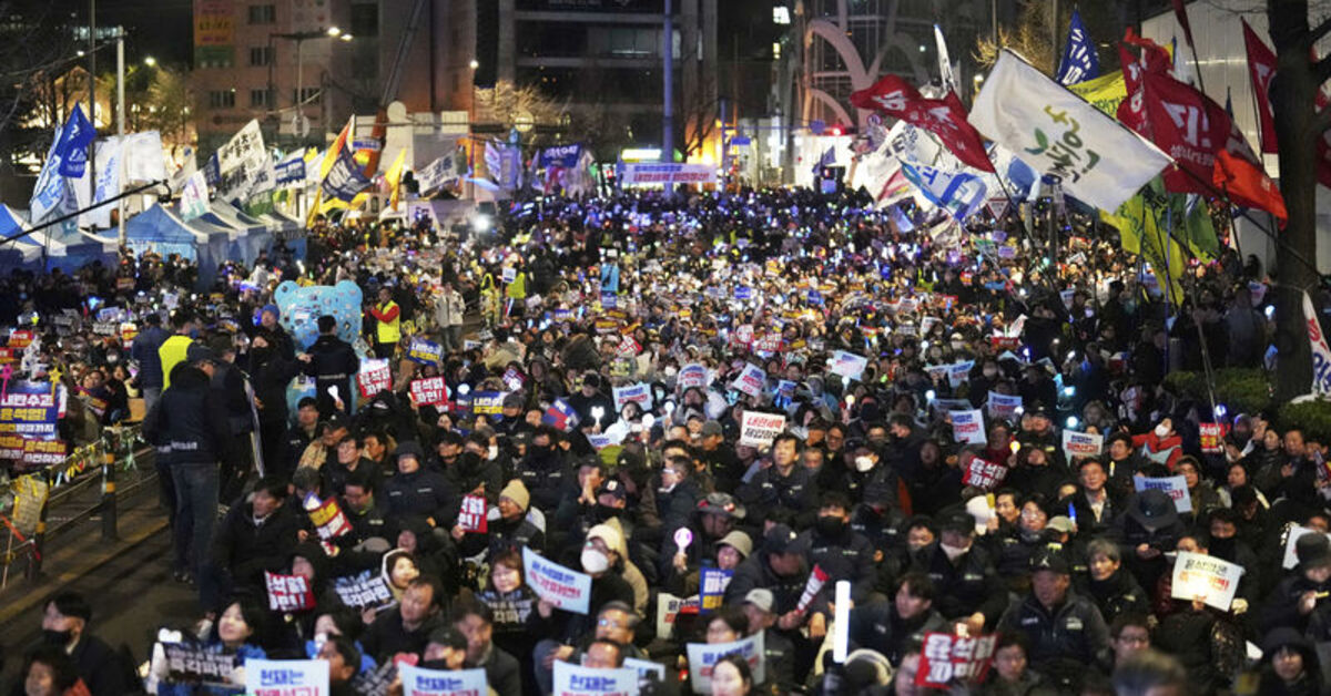 Güney Kore’de binlerce kişi, Devlet Başkanı Yoon’un azledilmesini protesto etti