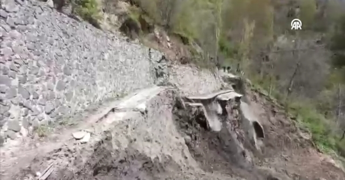 Yusufeli’nde heyelan anı böyle görüntülendi